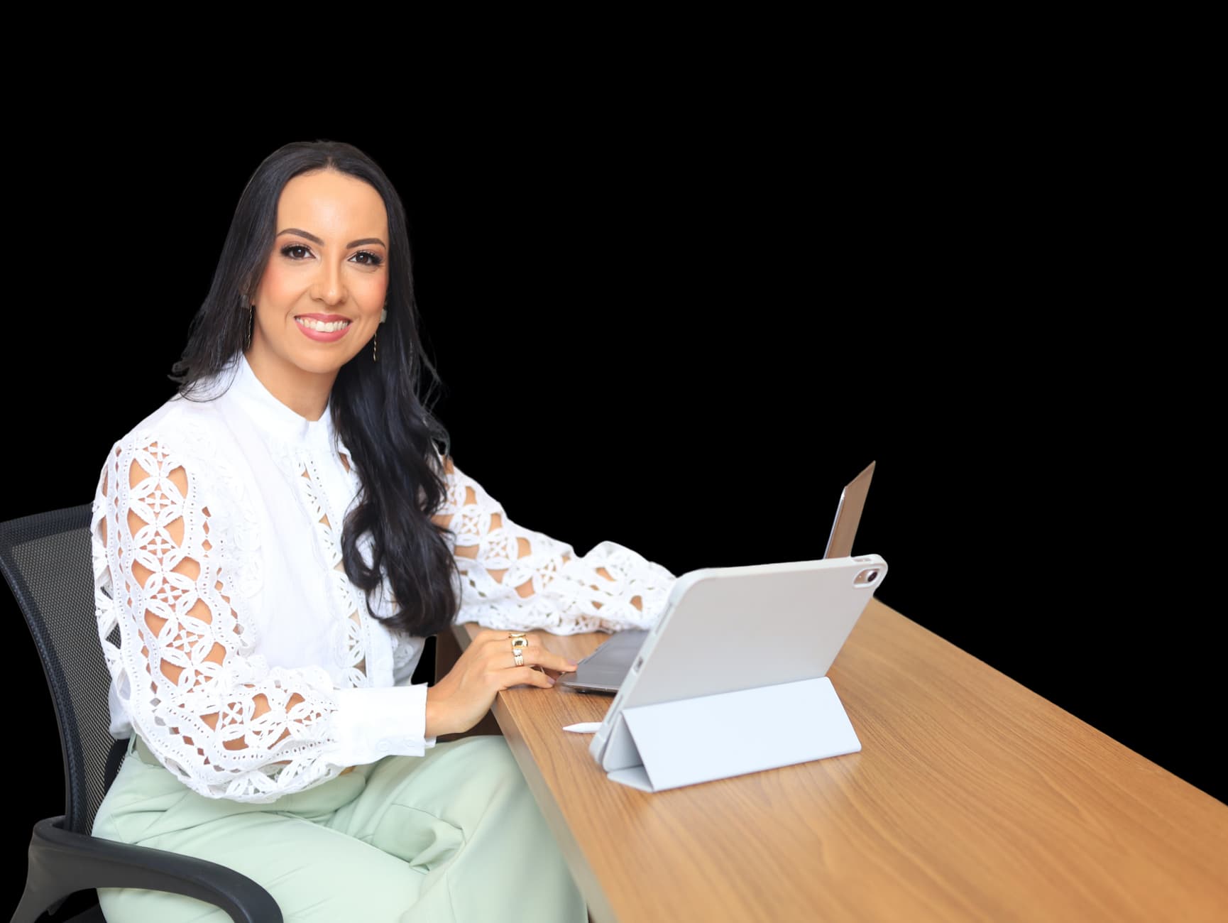 Dra. Lilian Borges sentada com tablet