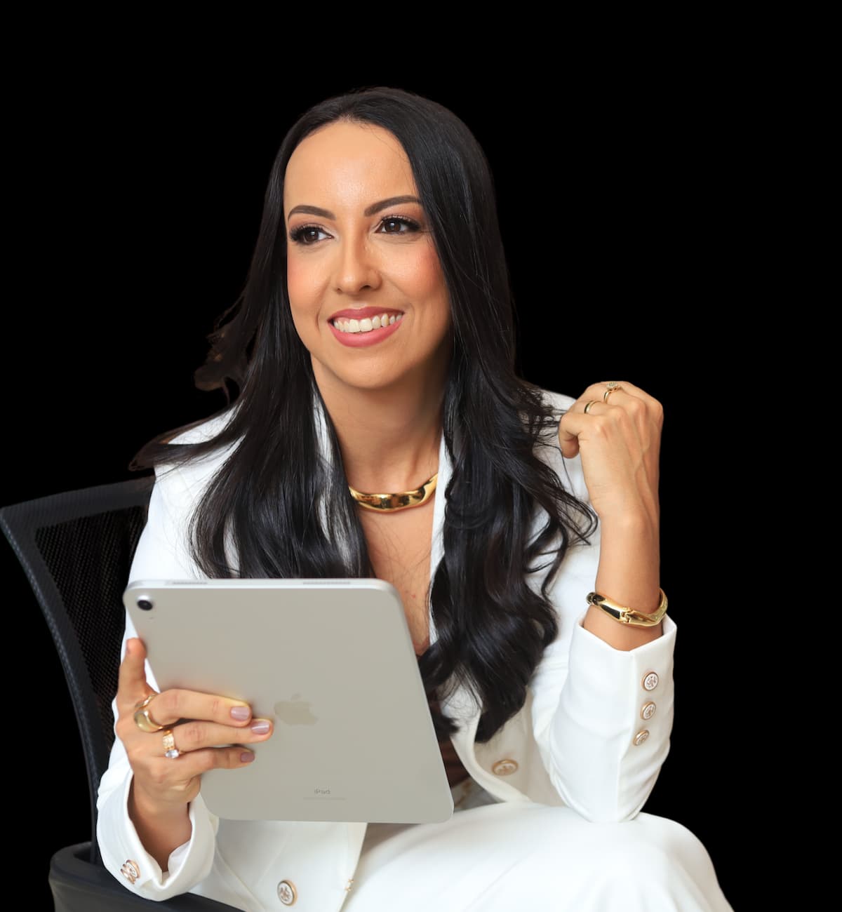 Dra. Lilian Borges segurando tablet